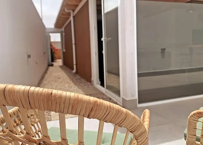 Moderna Casa De Invitados Con Terraza Y Piscina