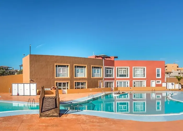 Moderna Casa De Invitados Con Terraza Y Piscina