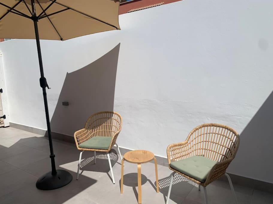 Moderna Casa De Invitados Con Terraza Y Piscina
