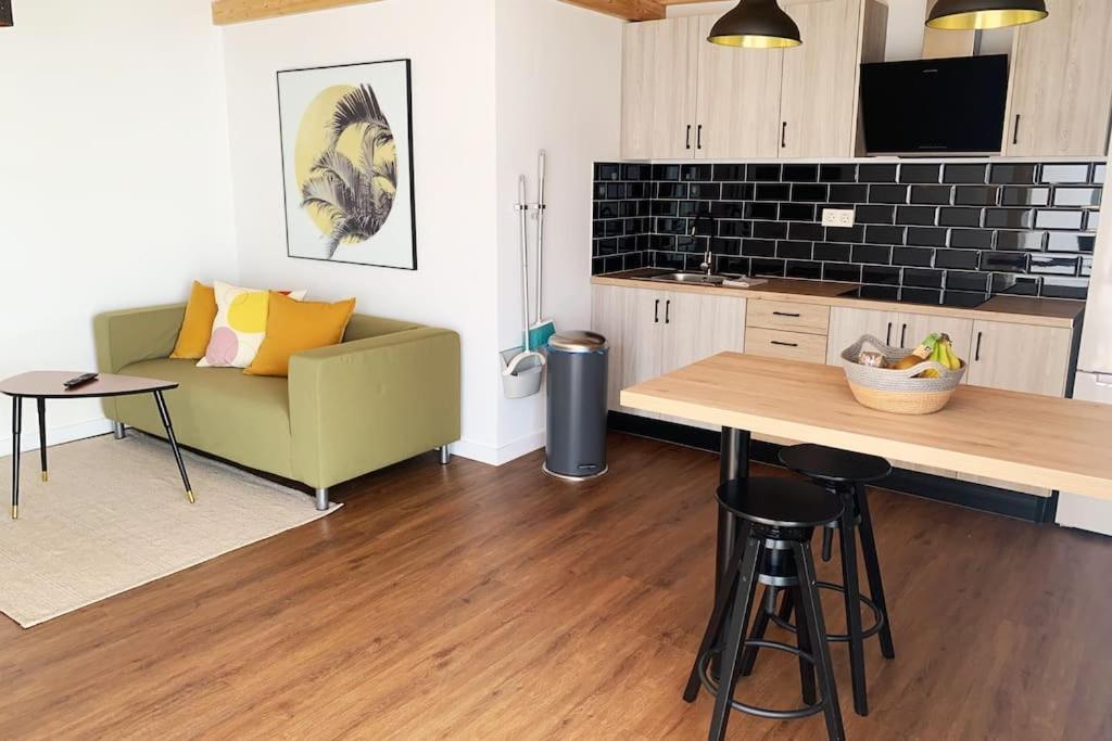 Apartamento Moderna Casa De Invitados Con Terraza Y Piscina *