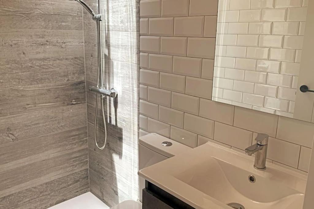 Moderna Casa De Invitados Con Terraza Y Piscina *