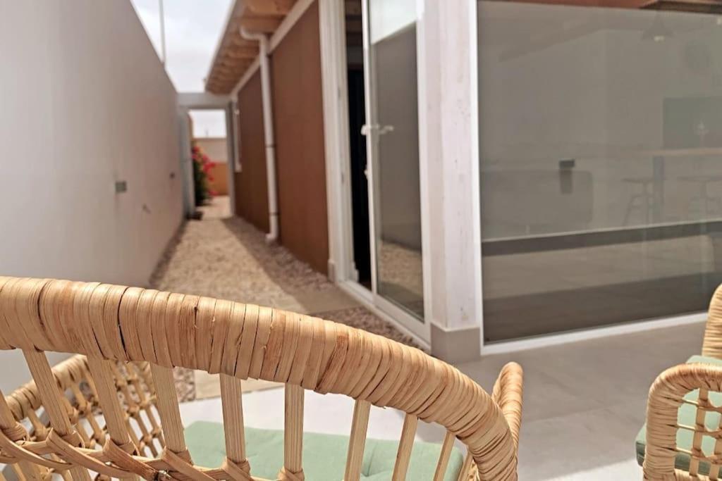 Moderna Casa De Invitados Con Terraza Y Piscina