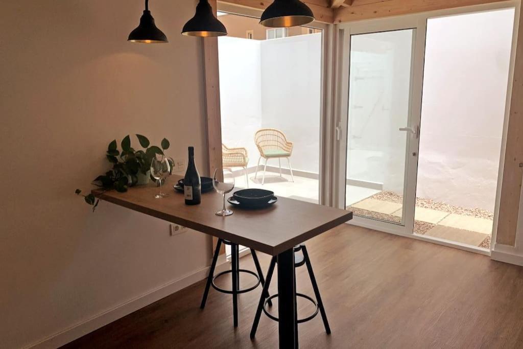 Moderna Casa De Invitados Con Terraza Y Piscina