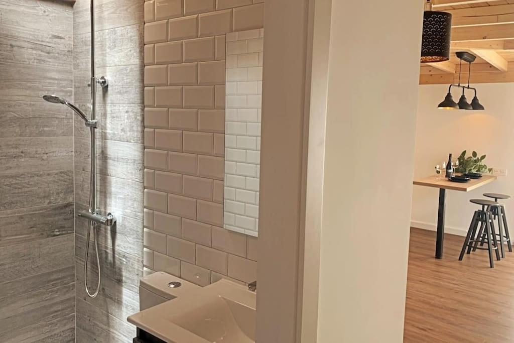 Apartamento Moderna Casa De Invitados Con Terraza Y Piscina